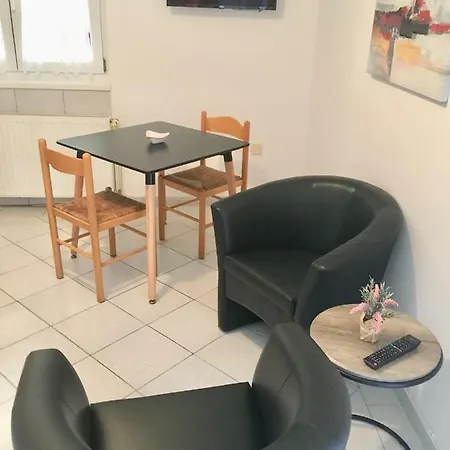 Apartment E & E *