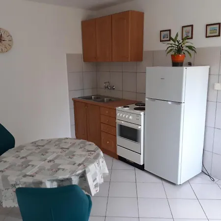 E & E Apartment