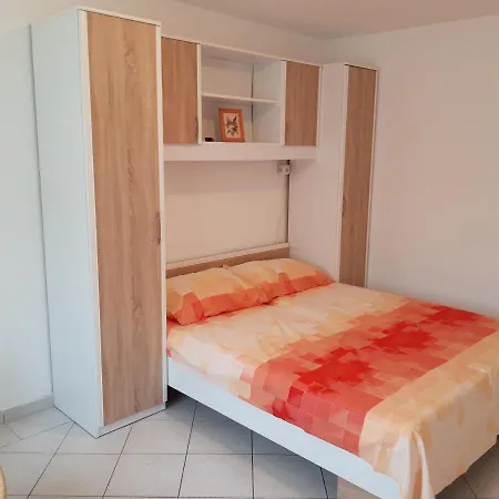 E & E Apartment