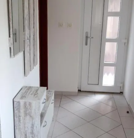 Apartment E & E